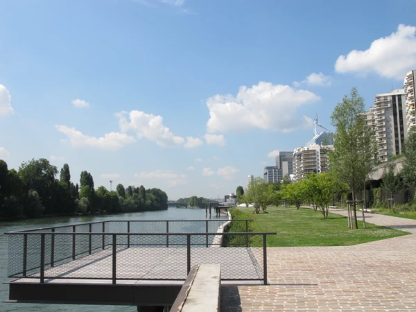 Vue aérienne ou perspective urbaine montrant le quartier d'affaires ou le centre-ville de Courbevoie avec ses immeubles de bureaux et bâtiments modernes, mettant en évidence l'environnement professionnel et économique de cette zone des Hauts-de-Seine. Photo claire, professionnelle, prise en conditions lumineuses naturelles, sans texte ni logo visible.